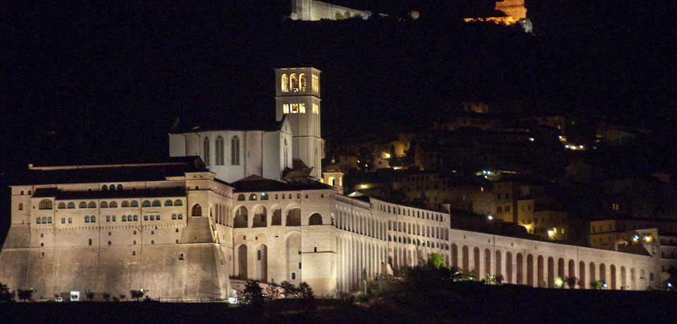 Vista di Assisi di notte